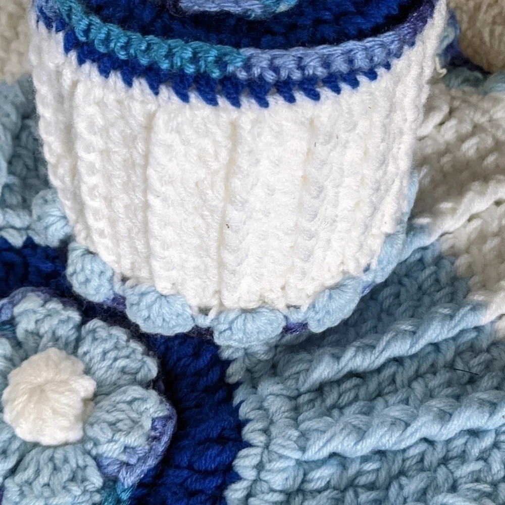 New Unused Hand Crocheted Bathroom Set Rug and Toilet Paper Cover Blue & White